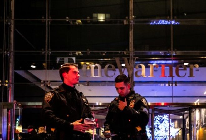 Policiais em frente ao prédio da CNN em Nova York