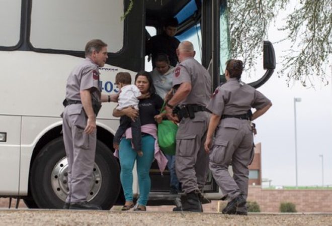 Imigrantes desembarcam de ônibus das autoridades migratórias dos EUA em Phoenix