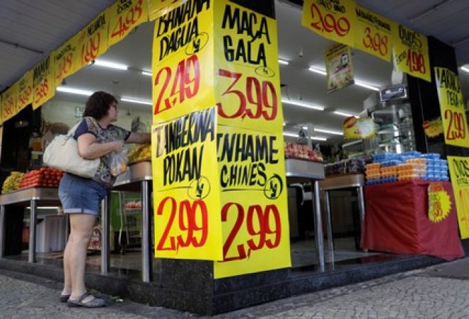 Consumidora faz compras em mercado no Rio de Janeiro