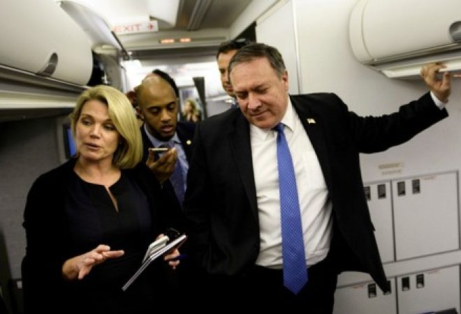 Porta-voz do Departamento de Estado dos EUA, Heather Nauert, ao lado do secretário Mike Pompeo