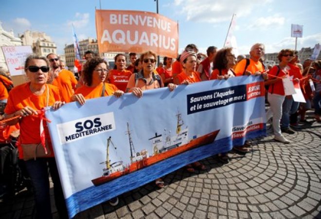 Protesto da ONG SOS Mediterrâneo em defesa do navio Aquarius em Marselha, na França