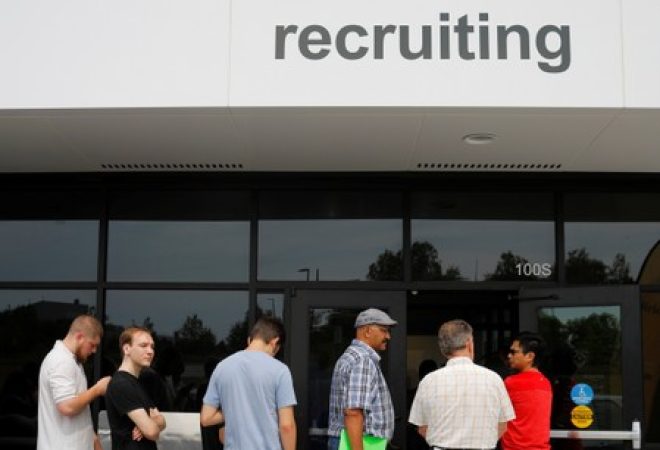 Fila de pessoas em busca de emprego em unidade da Amazon em Massachusetts, nos EUA