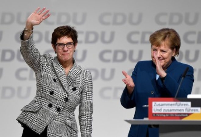 Annegret Kramp-Karrenbauer e Angela Merkel em congresso da CDU em Hamburgo