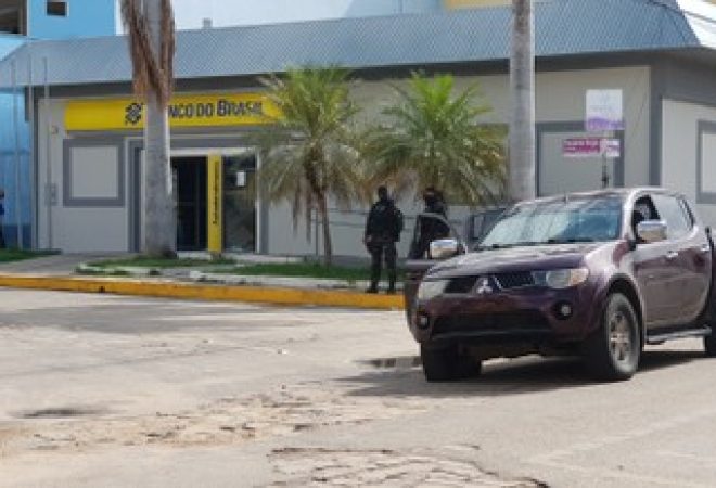 Policiais em frente a agência do Banco do Brasil que foi alvo de tentativa de assalto em Milagres, no Ceará