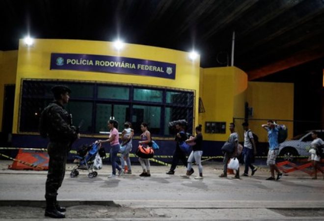 Venezuelanos chegam a Pacaraima, em Roraima