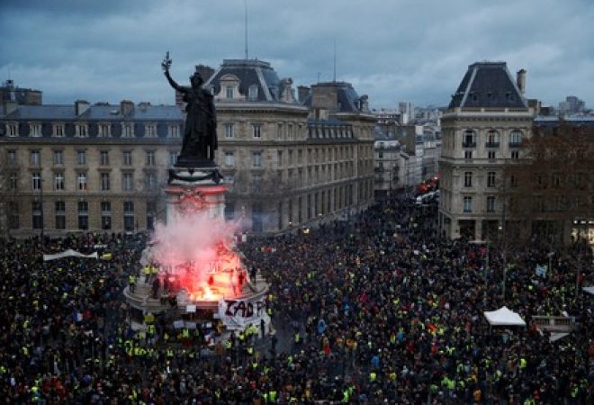 Praça da República, tomada por manifestantes em Paris no sábado