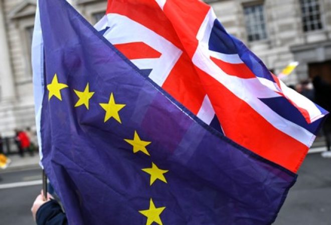 Manifestante carrega bandeiras do Reino Unido e da União Europeia em Londres