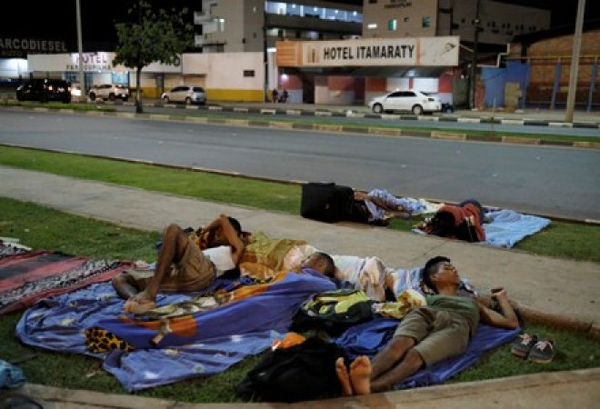Venezuelanos dormem nas ruas de Boa Vista, em Roraima