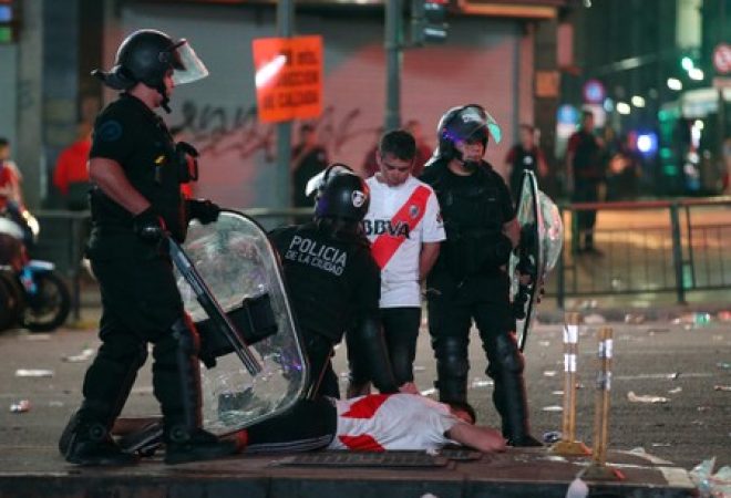 Torcedores do River detidos pela polícia em Buenos Aires