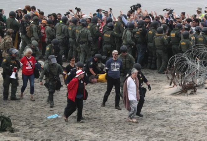 Agentes de segurança dos EUA prendem manifestantes durante protesto em apoio a imigrantes em San Diego, na Califórnia