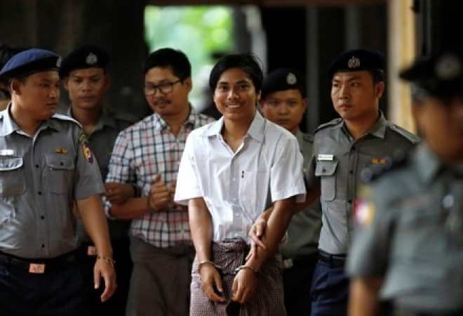 Os jornalistas da Reuters Kyaw Soe Oo e Wa Lone chegam para audiência em Mianmar