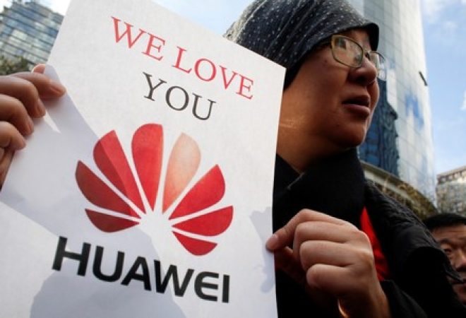 Turista chinês protesta em frente à Suprema Corte do Canadá, em Vancouver, pedindo libertação de executiva da Huawei Meng Wanzhou