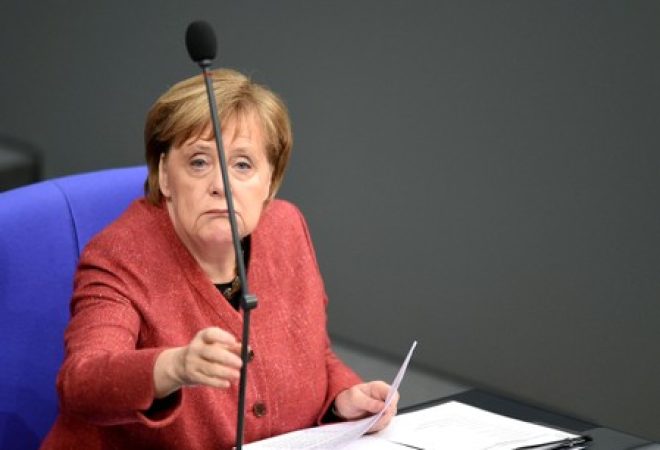 Chanceler alemã, Angela Merkel, durante sessão do Parlamento, em Berlim