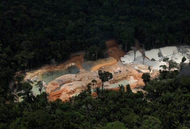 Visão aérea de mina ilegal na floresta amazônica, no Pará