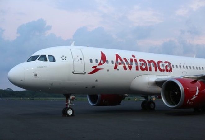 Aeronave da Avianca em aeroporto de El Salvador