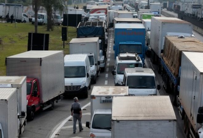 Caminhões parados na BR-116 durante greve de caminhoneiros em São Paulo