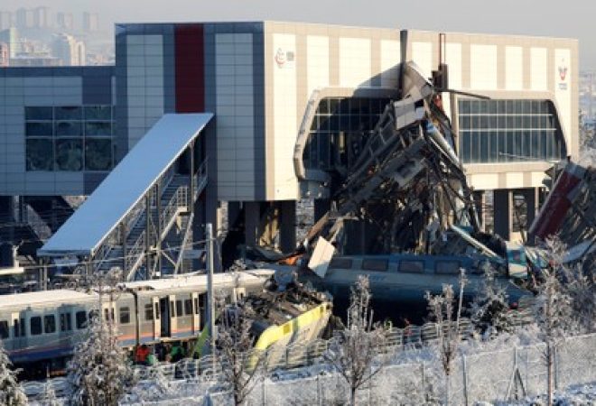 Colisão de trem em Ancara, na Turquia