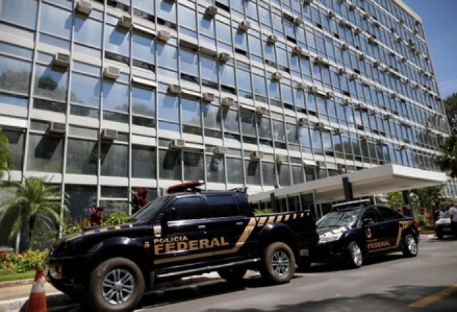 Carros da PF em frente a prédio de ministério em Brasília