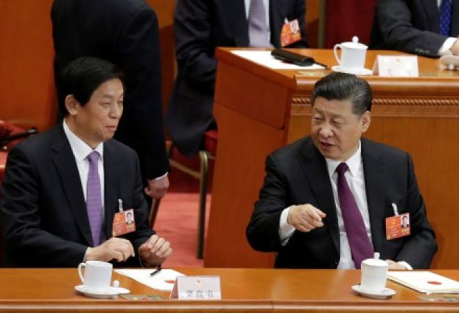 Presidente chinês, Xi Jinping, conversa com membro permanente do Politburo Li Zhanshua durante sessão pelnária do Congresso Nacional do Povo em Pequim