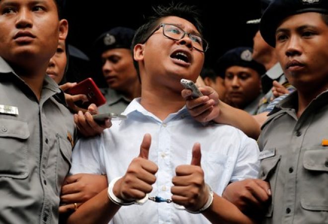 Jornalista da Reuters Wa Lone sob detenção policial em Yangon