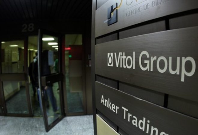 Logo da Vitol em frente a prédio da empresa em Genebra