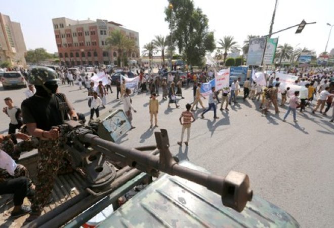 Combatente houthi segura metralhodora montada sobre veículo de patrulha em Hodeidah