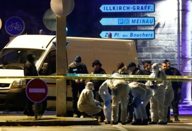 Investigadores trabalham em rua durante operação policial em Estrasburgo