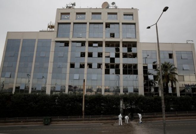Prédio da SKAI TV com danos após ser alvo de ataque