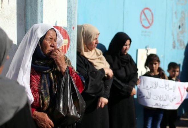 Mulheres e crianças palestinas aguardando abrigo em escola da ONU na Faixa de Gaza