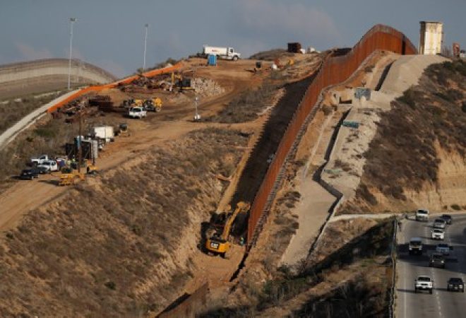 Operários trabalham na construção de muro entre EUA e México do lado norte-americano da fronteira