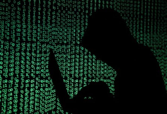 Códigos de computador projetados sobre homem usando laptop