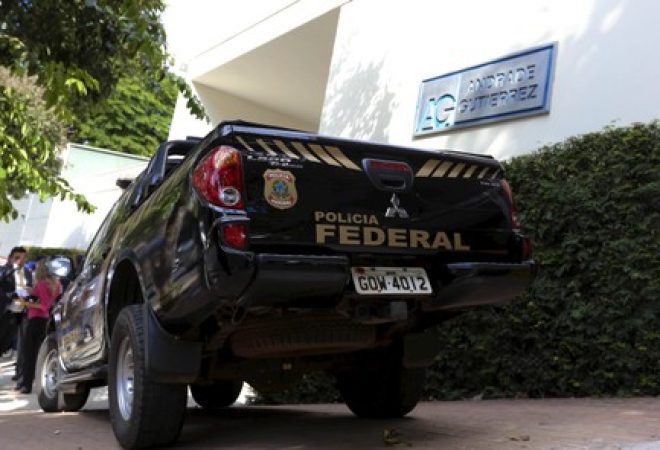 Carro da Polícia Federal é visto na sede da empreiteira Andrade Gutierrez, em Belo Horizonte