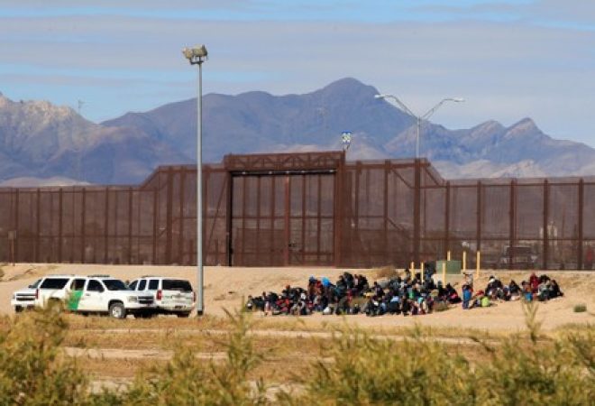 Imigrantes da América Central são detidos por agentes de fronteira dos EUA após entrarem ilegalmente no país pela divisa com o México