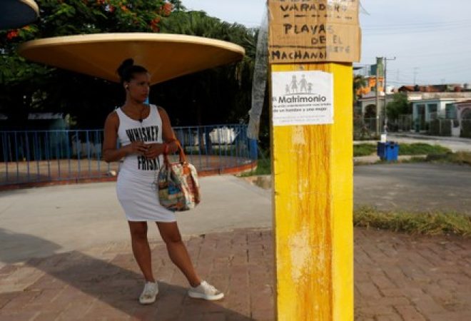 Cartaz de oposição ao casamento gay em poste de Havana
