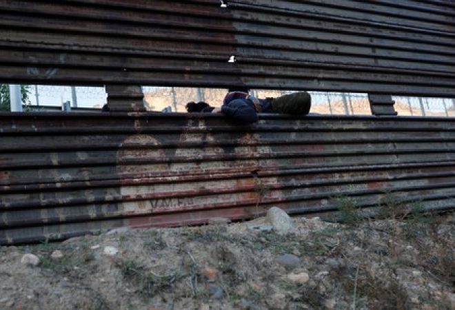 Imigrantes de caravana da América Central tentam entrar nos EUA através da fronteira no México