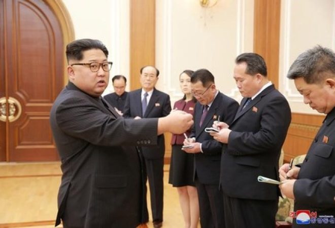 Líder norte-coreano, Kim Jong Un (esq)