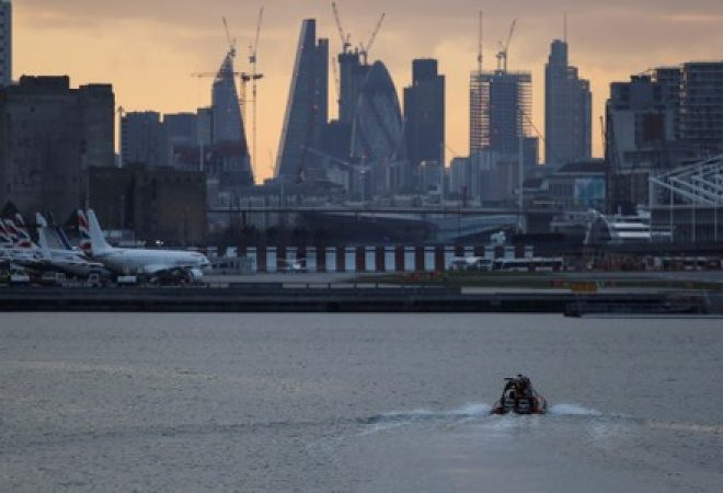 Equipe antibombas se aproxima em barco de aeroporto London City