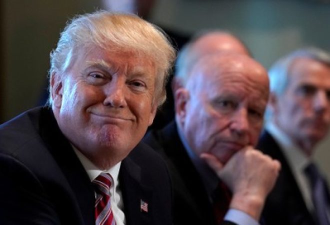 Presidente dos EUA, Donald Trump (esq) participa de reunião com membros do Congresso dos EUA