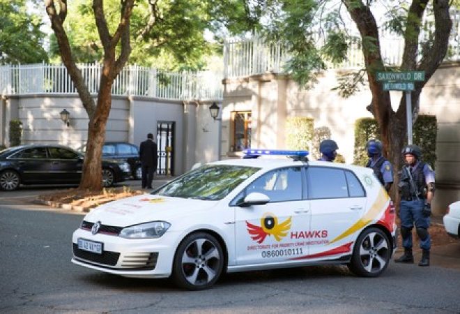 Polícia sul-africana bloqueia rua ao redor de casa da família Gupta em Johanesburgo