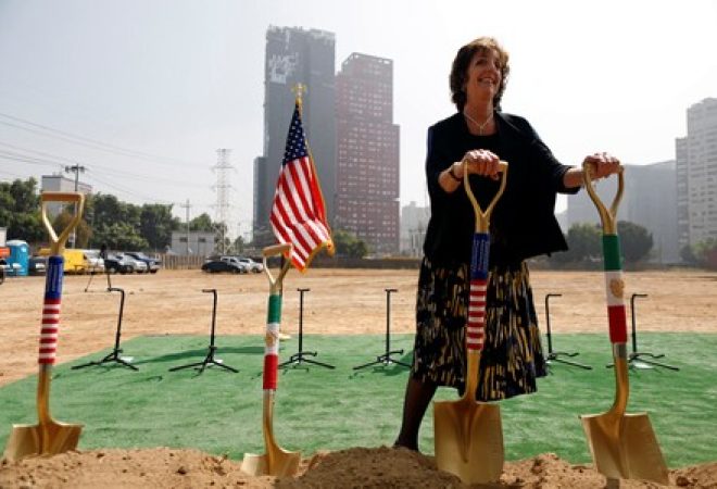Embaixadora dos Estados Unidos para o México, Roberta S. Jacobson, comparece a cerimônia para marcar construção de nova embaixada norte-americana na Cidade do México
