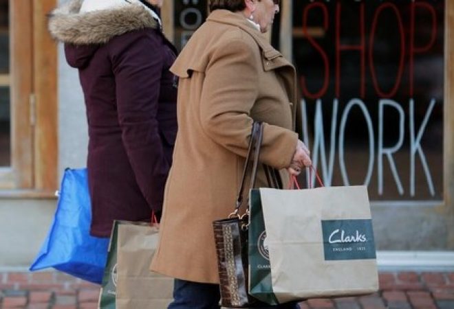 Consumidoras carregam sacolas de compras em Boston, Estados Unidos