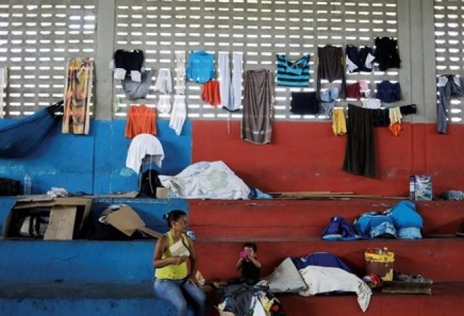 Mulher venezuelana e seu filho em ginásio que foi transformado em abrigo para venezuelanos mantido pela Defesa Civil e com refeições fornecidas por igrejas evangélicas em Boa Vista, Roraima