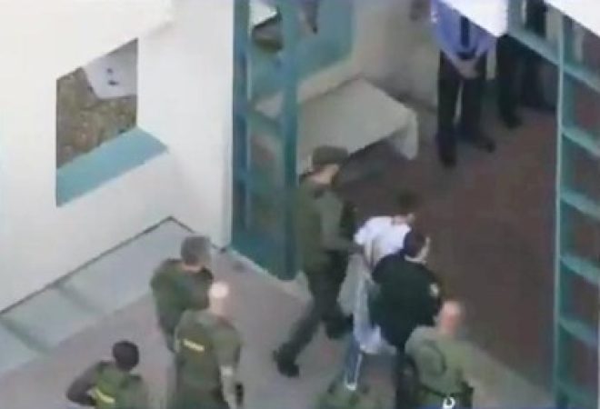 Policia escolta suspeito após incidente com tiros deixar 17 mortos em escola em Parlkand, na Flórida