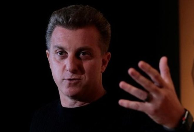Luciano Huck durante evento da revista Veja em São Paulo