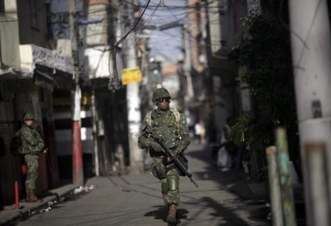 Soldado das Forças Armadas patrulha Complexo da Maré, no Rio de Janeiro