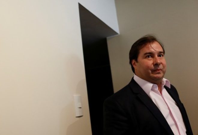 Presidente da Câmara, Rodrigo Maia, chega a coletiva de imprensa em Brasília