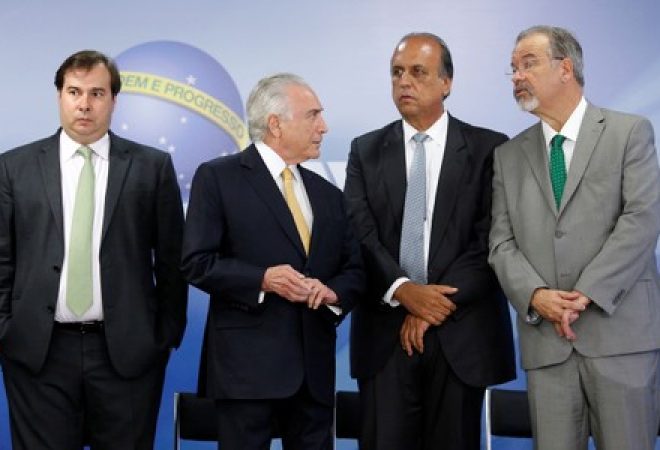 Presidente da Câmara dos Deputados, Rodrigo Maia, presidente Michel Temer, governador do Rio, Luiz Fernando Pezão, e ministro da Defesa, Raul Jungmann, durante cerimônia no Palácio do Planalto
