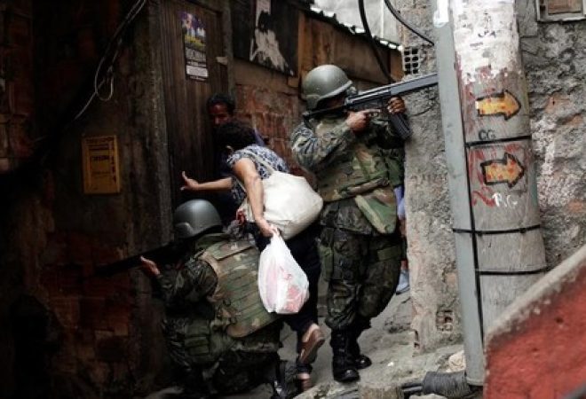 Soldados fazem patrulha na favela da Rocinha após confrontos no Rio de Janeiro