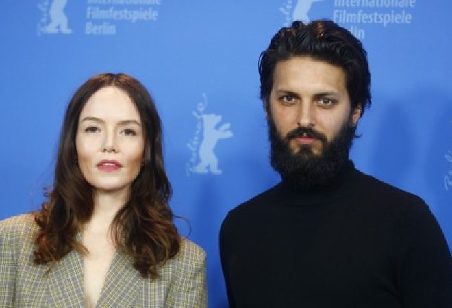 Valene Kane e Shazad Latif durante o Festival Internacional de Filmes de Berlim. 17/02/2018. REUTERS/Hannibal Hanschke
