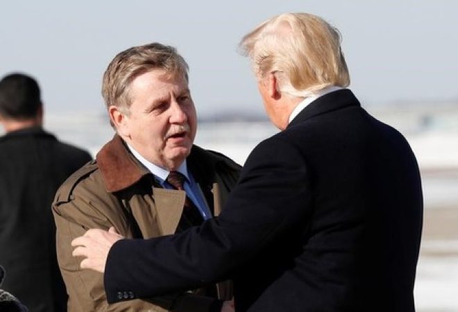 Candidato republicano Rick Saccone recebe o presidente dos EUA, Donald Trump, em Pittsburgh, Pensilvânia.  18/01/2018. REUTERS/Kevin Lamarque
